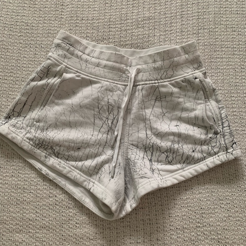 Lululemon Inner Glow HR Short